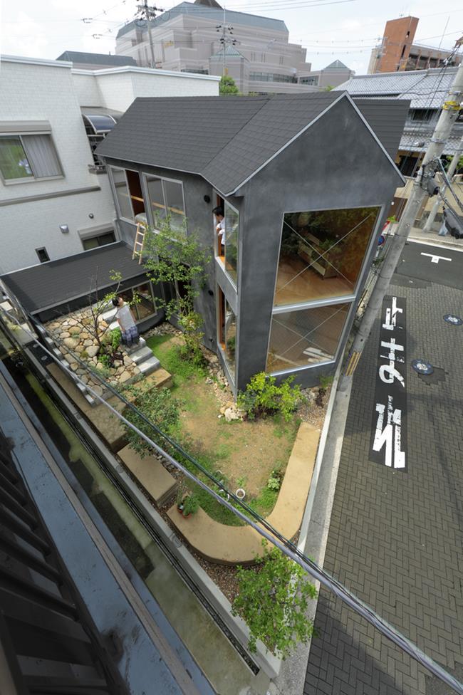 Tọa lạc tại Kawachinagano, Nhật Bản, căn hộ nổi bật giữa khu phố đơn giản nhờ lối thiết kế riêng biệt.