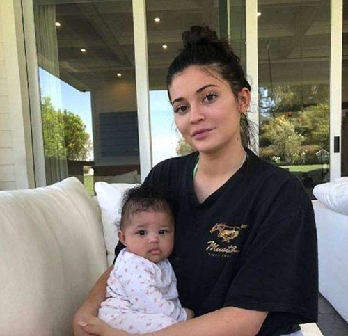 Có con nên Kylie Jenner ăn mặc xuề xòa kém sang hơn - 2