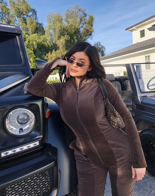 Có con nên Kylie Jenner ăn mặc xuề xòa kém sang hơn - 9