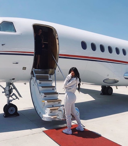 Có con nên Kylie Jenner ăn mặc xuề xòa kém sang hơn - 8