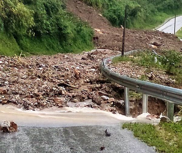 Chùm ảnh mưa lũ càn quét các tỉnh Tây Bắc, người dân lao đao - 2