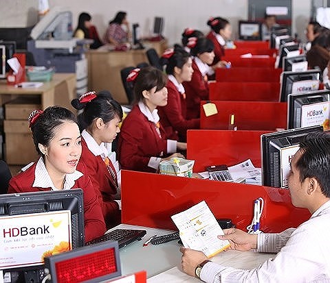 Ngân hàng chạy đua thoái vốn khỏi các ngân hàng khác - 1