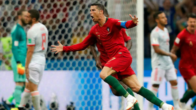Ronaldo rực sáng, Messi lu mờ World Cup: Sao Chelsea đi ngược dư luận - 1