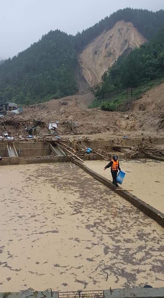 Núi lở bất ngờ, ông chủ cùng trang trại cá tầm 30ha bị vùi lấp - 1