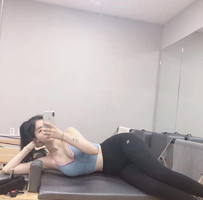 Bí quyết để cô có được hình thể như hiện tại là nhớ múa và pilates.