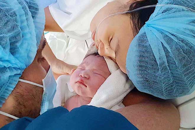 Siêu mẫu Hà Anh sinh con gái đầu lòng nặng 4,4kg - 1