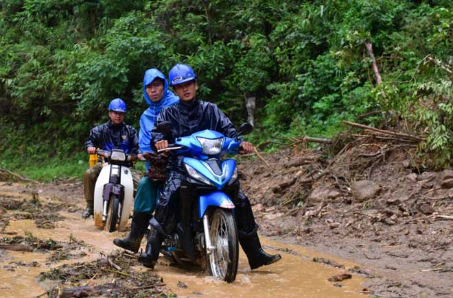 Người dân &#34;trổ tài&#34; đi xe máy trên đường &#34;tử thần&#34; trong mưa lũ - 3