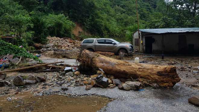 Người dân &#34;trổ tài&#34; đi xe máy trên đường &#34;tử thần&#34; trong mưa lũ - 4