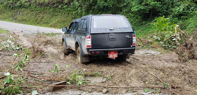 Người dân &#34;trổ tài&#34; đi xe máy trên đường &#34;tử thần&#34; trong mưa lũ - 7