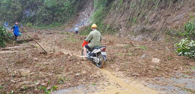 Người dân &#34;trổ tài&#34; đi xe máy trên đường &#34;tử thần&#34; trong mưa lũ - 8