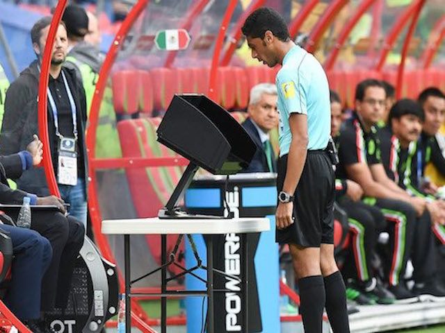 VAR: Khi công nghệ ”đào huyệt” chôn thứ cảm xúc mang tên World Cup