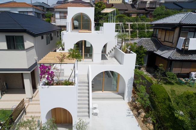 Được biết, công trình kiến trúc “vạn người mê” này được xây dựng tại một khu vực phát triển trên sườn núi Kobe.