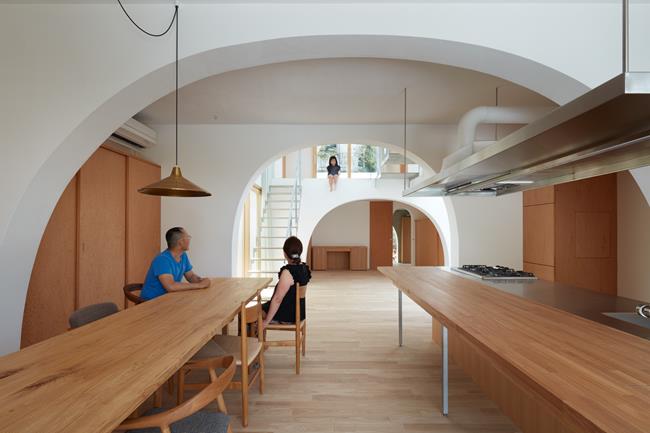 Vì vậy, nhóm thiết kế của Tomohiro Hata cho rằng có thể xây dựng một căn nhà thích ứng và tận dụng hoàn toàn môi trường tự nhiên.