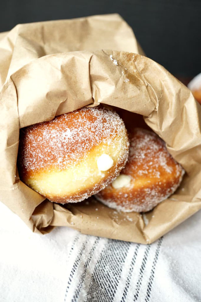 Bombolone: Một loại bánh rán tráng miệng mang hình quả bóng bên trong chứa đầy kem.