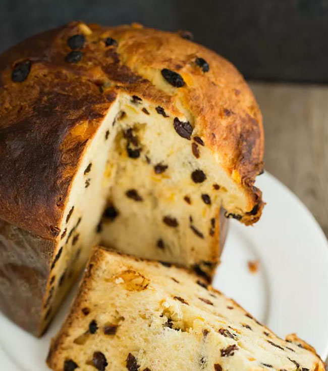 Panettone: Một dạng bánh ngọt được làm cũng nhân hoa quả, thường là nho khô.