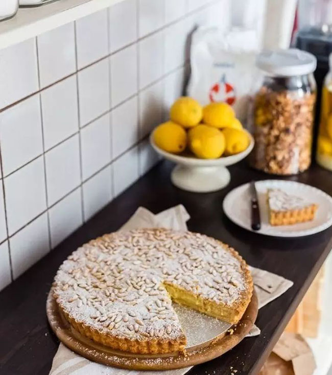 Torta Della Nonna: Một món bánh trứng được phủ lên một lớp hạt thông và bột đường, đây là món tráng miệng khá phổ biến ở Ý.