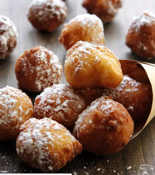 Zeppole: Loại bánh rán với lớp vỏ giòn tan tẩm bột đường bên ngoài và nhân kem bở ngọt mềm bên trong.