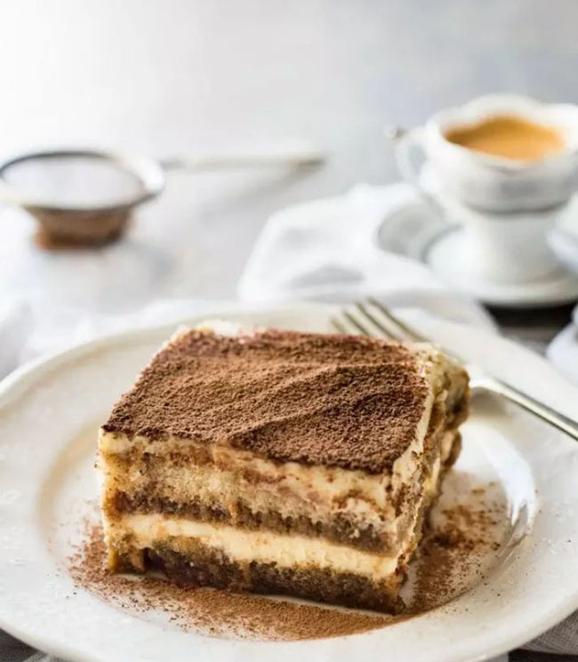 Tiramisu: Món tráng miệng nổi tiếng của Ý. Một dạng bánh custard được làm bằng các lớp cà phê espresso và rum-dipped ladyfingers cùng với một hỗn hợp mascarpone.