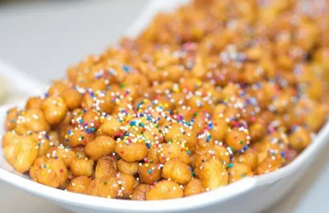 Struffoli: Một dạng tráng miệng gồm những bóng nhỏ xinh xắn chiên giòn tan trong mật ong. Theo truyền thống, struffoli được sắp xếp cẩn thận thành hình nón hoặc hình vòng hoa.