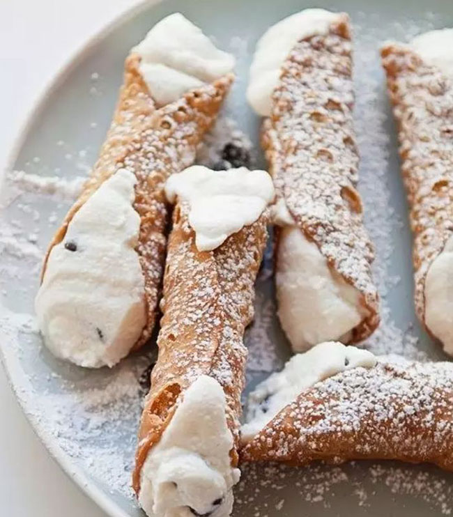 Cannoli: Một loại tráng miệng làm bằng bột chiên hình ống với bên trong có nhân là kem ricotta.