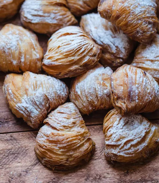 Sfogliatella: Là một dạng bánh ngọt hình con sò, rất ngon với lớp kết cấu giòn ở bề mặt ngoài và mềm ngọt ở phần nhân.