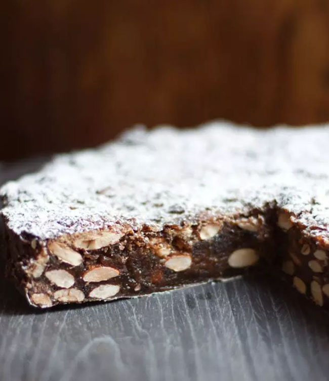 Panforte: Một dạng bánh ngọt được làm giống kẹo nhiều hơn với lớp mật đường, nước cốt trái cây và các loại hạt.