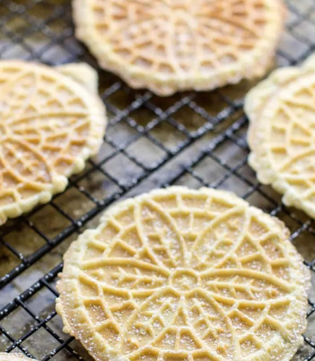 Pizzelle: Một loại bánh quy giòn, mỏng được đóng khuôn hình các họa tiết tinh tế.