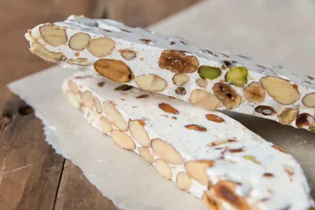 Torrone: Đây là kẹo sữa kết hợp giữa bột, sữa, bơ và hạnh nhân hoặc các loại hạt khác.