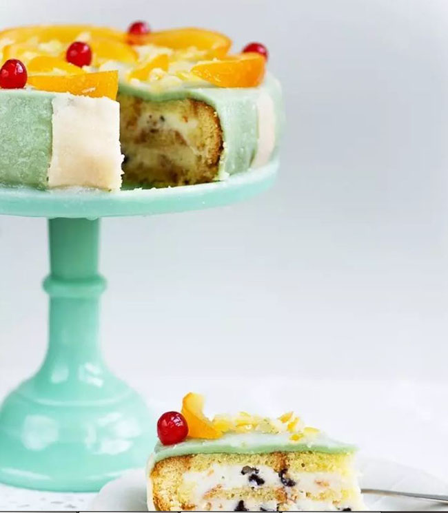 Cassata Siciliana: Là một dạng bánh xốp có lớp ricotta được ngâm trong rượu và nhồi hạnh nhân. Bánh này thường được trang trí công phu với các loại trái cây kẹo, quả hạch khiến bánh có hình thức rất bắt mắt.