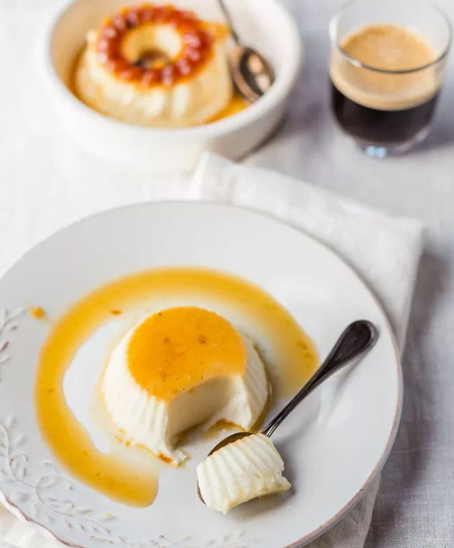 Panna Cotta: Một loại bánh pudding dạng gelatin được làm từ kem và đường. Một trong những món ăn Ý cổ điển nhất, bạn sẽ thấy món này trên hầu hết các thực đơn tráng miệng của Ý.