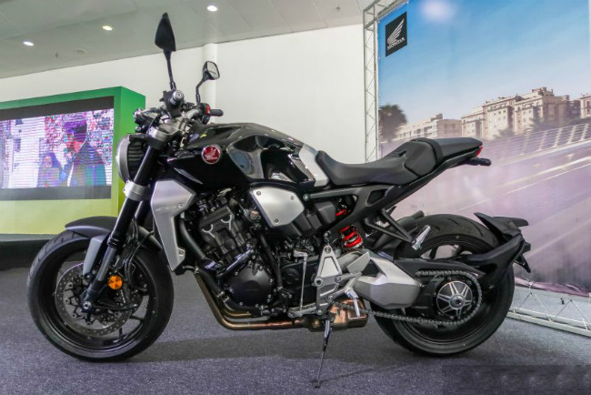 Thực tế 2018 Honda CB1000R đã trình làng tại 2017 EICMA ở Milan, Ý. Xe tạo ấn tượng mạnh nhờ ngoại hình kết hợp giữa dạng chiến binh đường phố và phong cách café racer cổ điển.