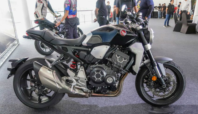 Với giá bán như vậy, 2018 Honda CB1000R ở Malaysia rẻ hơn 40 triệu VNĐ so với giá 468 triệu VNĐ được niêm yết tại thị trường Việt Nam áp dụng cho sản phẩm nhập khẩu nguyên chiếc từ Nhật Bản.