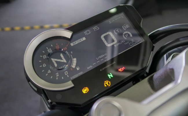 Cụm đồng hồ kỹ thuật số với màn hình LCD. 2018 Honda CB1000R có 4 chế độ lái, gồm: Standard &#40;Tiêu chuẩn&#41;, Sport &#40;Thể thao&#41;, Rain &#40;Trời mưa&#41; và User &#40;Tùy thuộc người dùng&#41;.