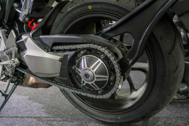 Để hãm tốc, 2018 Honda CB1000R trang bị phanh đĩa nổi 310 mm kép ở phía trước, phanh đĩa đơn 265 mm ở phía sau, với hệ thống chống bó cứng phanh &#40;ABS&#41; hai kênh. Ảnh bánh xích của xe.