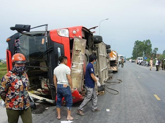 Kinh hoàng: Lật xe khách 2 người chết, 7 người bị thương