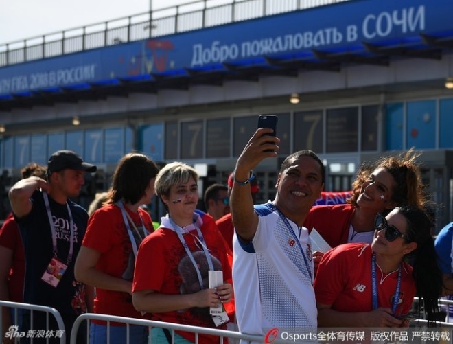 Muôn vàn sắc thái chụp ảnh selfie tại World Cup 2018 - 10