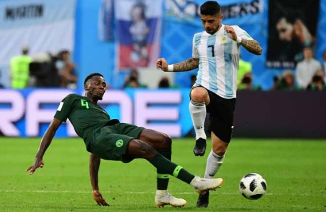 Góc chiến thuật Argentina – Nigeria: 2 người hùng giấu mặt giải cứu Messi - 1