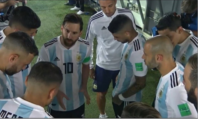 Argentina &#34;lột xác&#34;: Messi chỉ đạo chiến thuật, HLV thành bù nhìn - 1