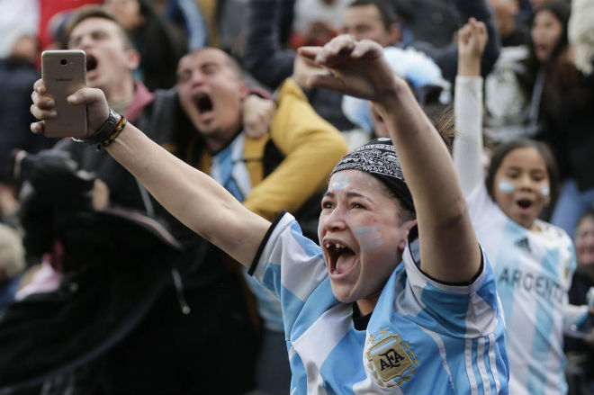 Argentina thoát hiểm kỳ diệu: Triệu fan bùng nổ, mừng như vô địch World Cup - 3