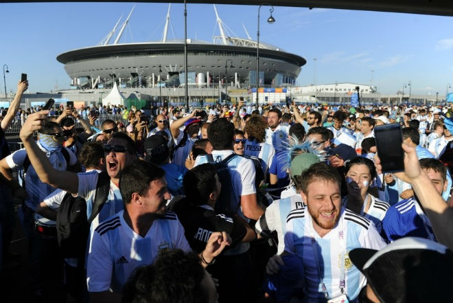 Argentina thoát hiểm kỳ diệu: Triệu fan bùng nổ, mừng như vô địch World Cup - 12