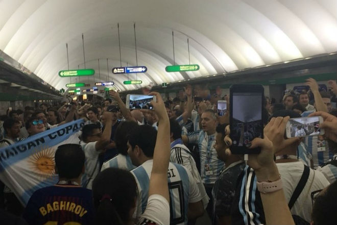 Argentina thoát hiểm kỳ diệu: Triệu fan bùng nổ, mừng như vô địch World Cup - 13