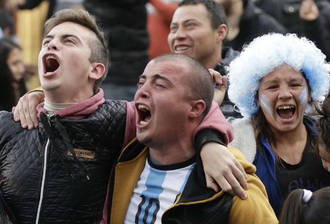 Argentina thoát hiểm kỳ diệu: Triệu fan bùng nổ, mừng như vô địch World Cup - 2