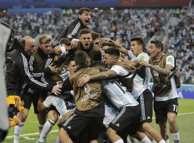 Argentina thoát hiểm kỳ diệu: Triệu fan bùng nổ, mừng như vô địch World Cup - 1