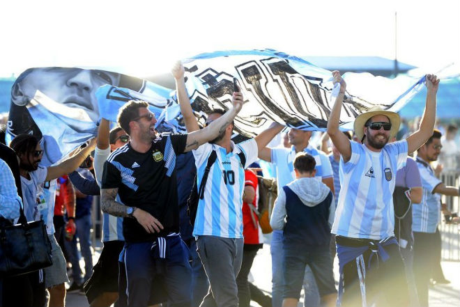 Argentina thoát hiểm kỳ diệu: Triệu fan bùng nổ, mừng như vô địch World Cup - 10