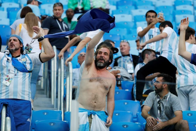 Argentina thoát hiểm kỳ diệu: Triệu fan bùng nổ, mừng như vô địch World Cup - 4