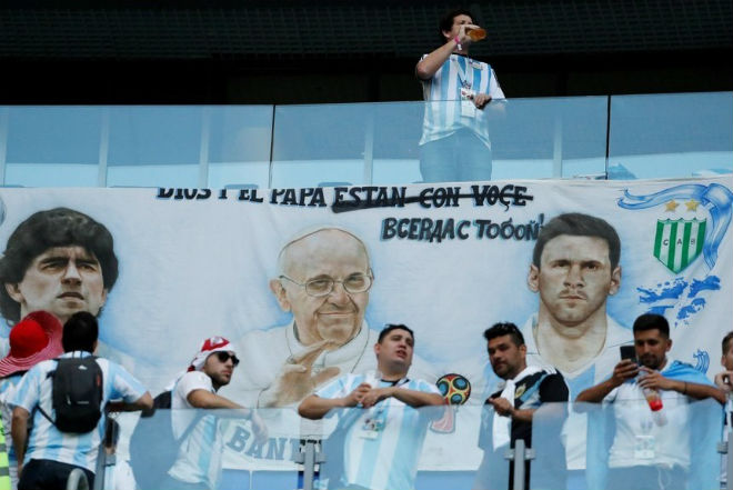 Argentina thoát hiểm kỳ diệu: Triệu fan bùng nổ, mừng như vô địch World Cup - 7