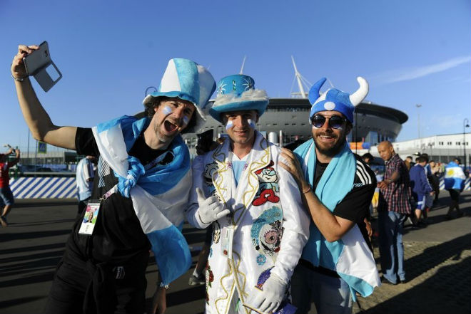 Argentina thoát hiểm kỳ diệu: Triệu fan bùng nổ, mừng như vô địch World Cup - 11