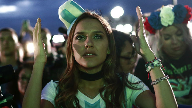 Ấn tượng World Cup 27/6: Liên minh Pháp - Đan Mạch mở hội, fan khóc &#34;Đại bàng xanh&#34; - 13