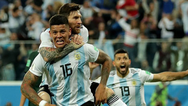 Argentina thoát hiểm World Cup, Messi cùng đồng đội &#34;náo loạn&#34; xe bus - 1