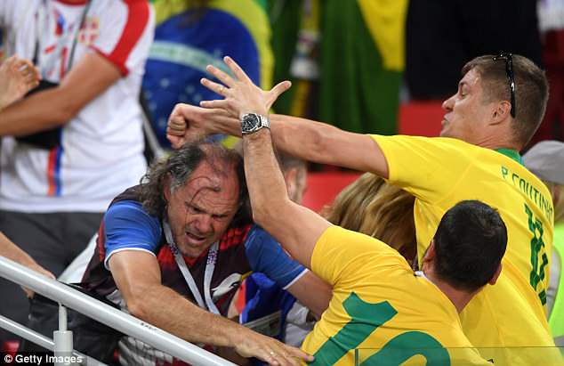 World Cup: Cổ động viên Brazil và Serbia choảng nhau trên SVĐ Nga - 3